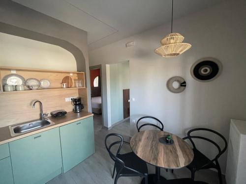 una cucina con tavolo e sedie in una stanza di Αura Luxury Apartments a Ierissós
