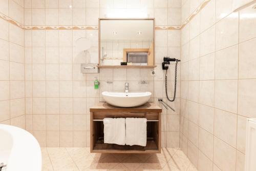 Uma casa de banho em Hotel Alphof Stubaital