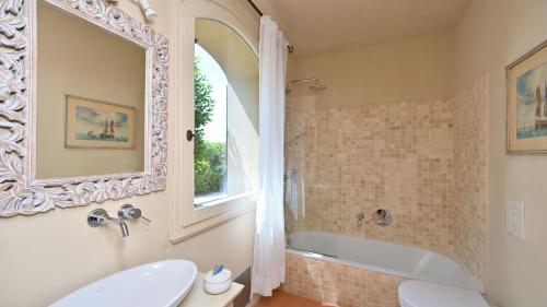 Un baño con bañera, inodoro y lavabo. en Ulivo nel Borgo Santa Chiara, en Gavorrano