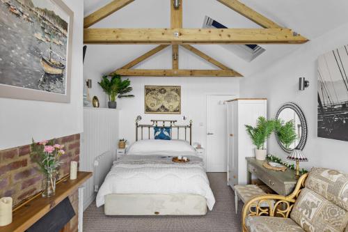 1 dormitorio con 1 cama y 1 sofá en una habitación en The Boathouse - Close to marina, beach and town centre, en Torquay