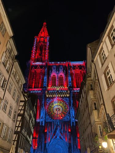 une tour de l'horloge est illuminée en rouge et bleu dans l'établissement Ribeauvillé, à Strasbourg