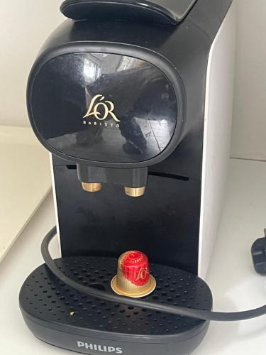 une cafetière avec une boule rouge sur une table dans l'établissement Ribeauvillé, à Strasbourg