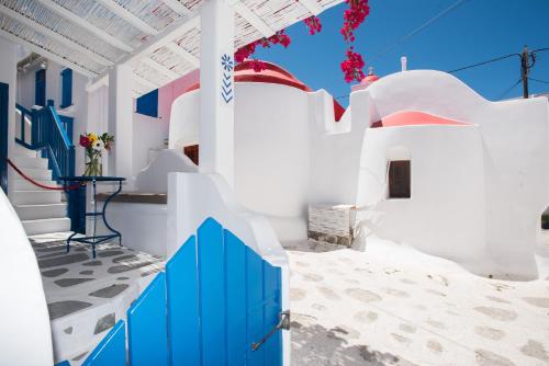 uma vista para uma casa com paredes brancas e portas azuis em Eleanna's Mykonos em Míconos