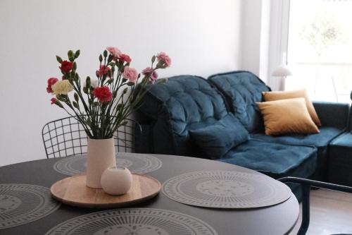 Unique 2BD Design Apt with airconditioning near Acropolis