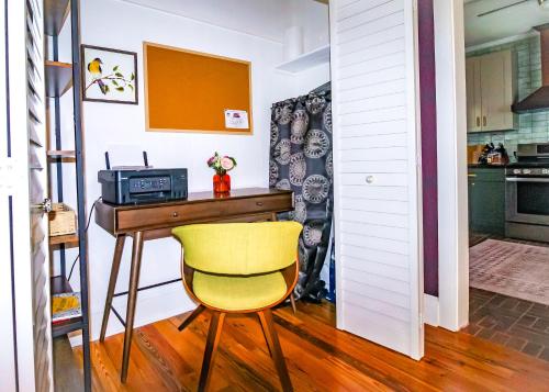 Cucina o angolo cottura di The Moody Manor -Luxurious Home Recently Renovated Close to Beach and Downtown