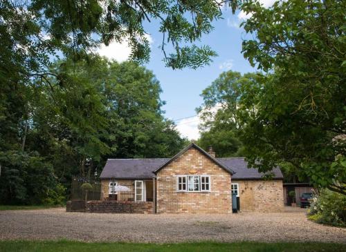 a brick house in the middle of a driveway at The Doghouse near Silverstone in Buckingham