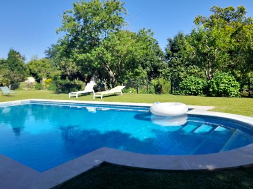 uma piscina com um banco num quintal em Quinta da Maínha - Charming Houses em Braga