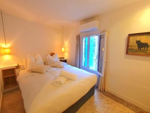 Ένα ή περισσότερα κρεβάτια σε δωμάτιο στο La confidentielle Centre ville Arles Terrasse