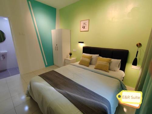 1 dormitorio con 1 cama grande y paredes verdes en Anderson, Ipoh at E&R Suite, en Kampong Simee