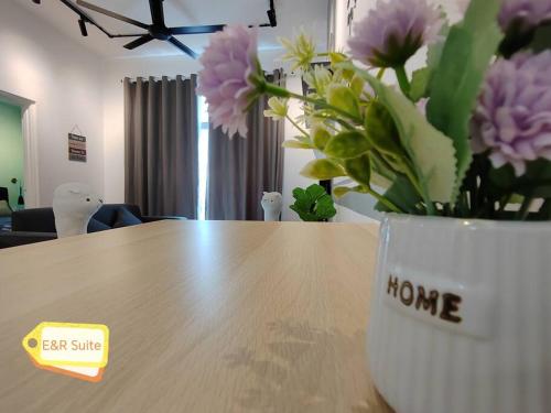 un jarrón de flores sentado sobre una mesa en Anderson, Ipoh at E&R Suite, en Kampong Simee