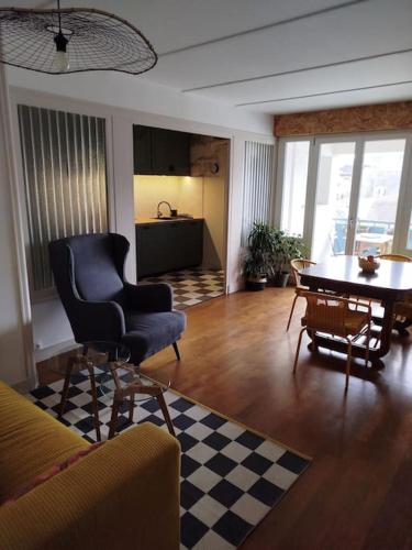 un salon avec un canapé et une table dans l'établissement Appartement plein centre avec terrasse, à Lons-le-Saunier