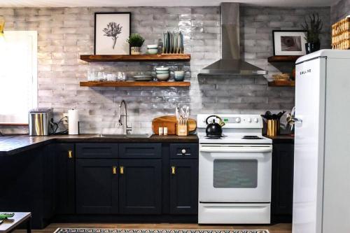 Dapur atau dapur kecil di The Mini Moody - Luxurious Home Recently Renovated Close to Beach & Downtown