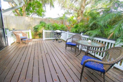 Balkoni atau teres di The Mini Moody - Luxurious Home Recently Renovated Close to Beach & Downtown