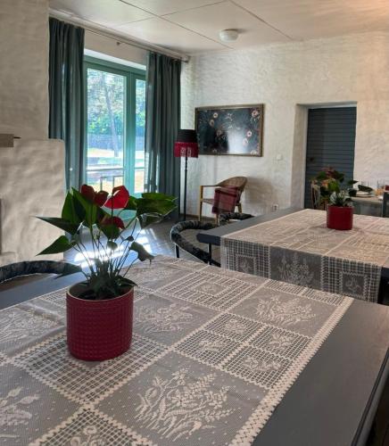 - un salon avec une table et des fleurs dans l'établissement Türisalu puhkemaja, à Türisalu