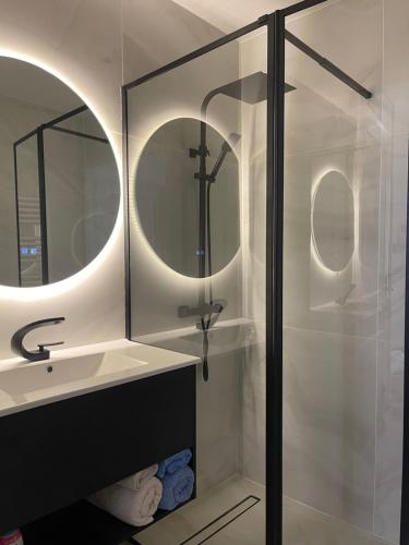 een badkamer met een wastafel en een spiegel bij A Sainte marguerite in Nice