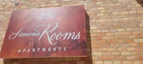 a sign on the side of a brick building at Simona Rooms in Portocannone