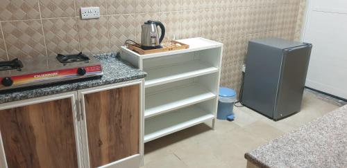 uma cozinha com um balcão e um frigorífico em HOUSE IN AL AIN - 4 em Al Ain