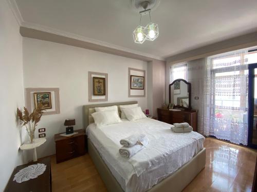 Ένα ή περισσότερα κρεβάτια σε δωμάτιο στο Apartament Karafili