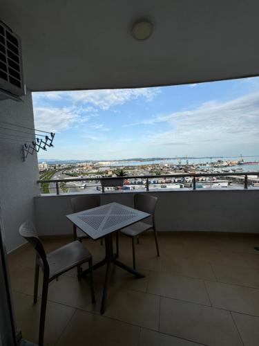 Uma varanda ou terraço em Port View Apartment 1