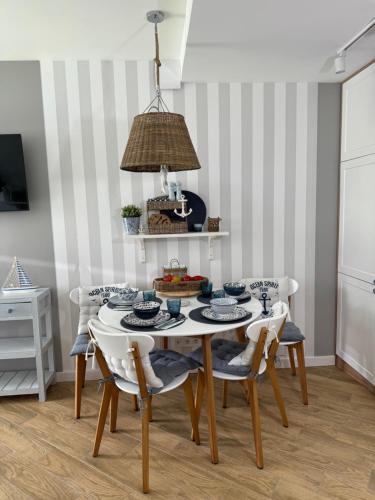 a dining room with a table and chairs at Apartament Nocuj w Rowach in Rowy