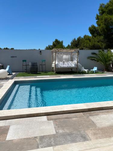 une piscine avec de l'eau bleue dans une cour dans l'établissement Villa 6 couchage standing, aux Pennes-Mirabeau