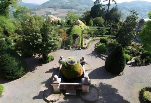 an aerial view of a garden with a fountain at Il Castello di Bubbio in Bubbio
