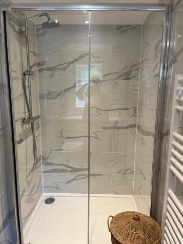 um chuveiro com uma porta de vidro na casa de banho em Picket Post House Bed & Breakfast em Catterall
