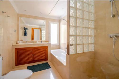 ein Badezimmer mit Badewanne, Toilette und Waschbecken in der Unterkunft Luxury 2 bedroom apartment, close to the sea and the golf course, Aloha Hills Club Property in Marbella