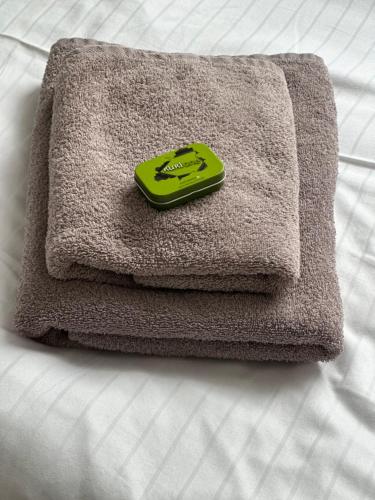 un mucchio di asciugamani seduti sopra un letto di kukione Ferienwohnung a Dettingen an der Erms