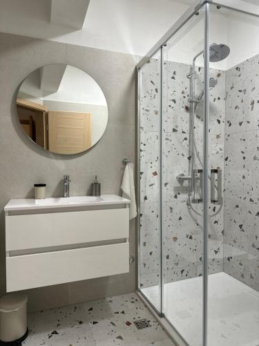 ein Bad mit einem Waschbecken und einer Dusche in der Unterkunft APARTMANI 4 PALME in Starigrad-Paklenica