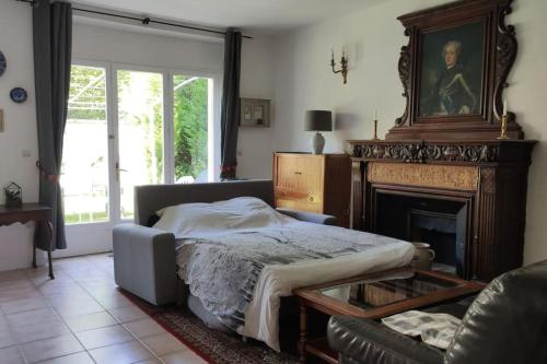 une chambre avec un lit et une cheminée dans l'établissement Charmant 110m2 avec jardin privé, à Maisons-Laffitte