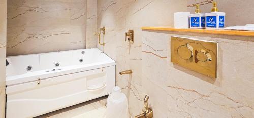 Ένα μπάνιο στο Hotel Nova Bliss