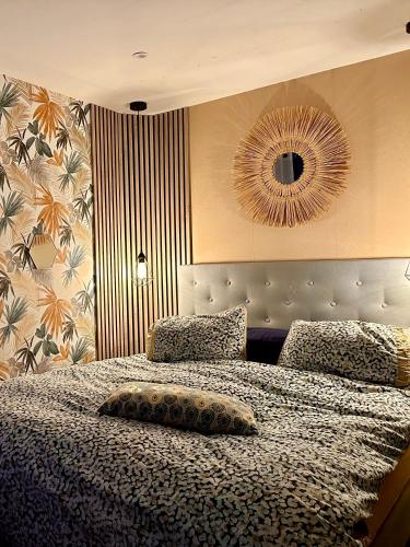 une chambre avec un grand lit et un miroir dans l'établissement Villa 6 couchage standing, aux Pennes-Mirabeau