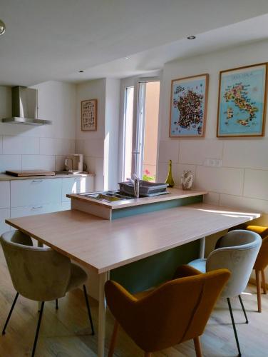 une cuisine avec une table et des chaises en bois dans l'établissement La Provence vous Attend***!!! - 1er étage, à Digne-Les-Bains