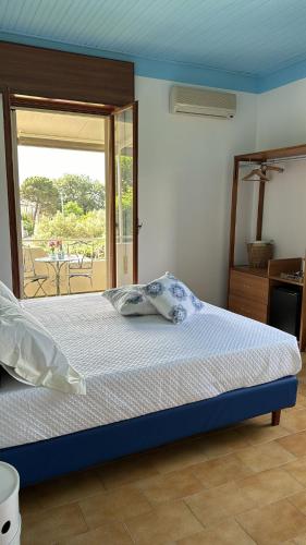 a bedroom with a bed and a window with a view at Vida Locrese con piscina salata in Gerace