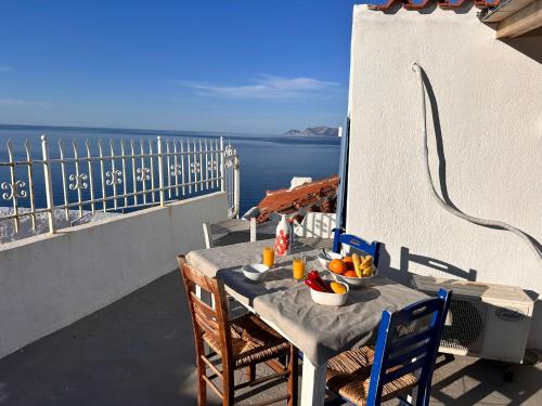 - une table sur un balcon avec vue sur l'océan dans l'établissement Peppermint Bay, à Skopelos