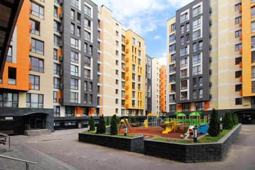 plac zabaw w środku miasta z wysokimi budynkami w obiekcie Forum Residence w mieście Ałma-Ata