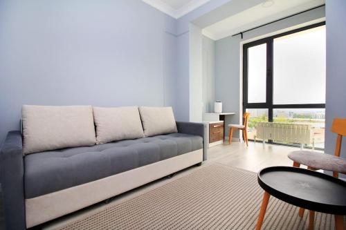 salon z kanapą i stołem w obiekcie Forum Residence w mieście Ałma-Ata