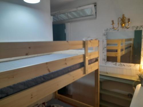 Zimmer mit einem Etagenbett und einem Schreibtisch in der Unterkunft Quinta da Maínha - Charming Houses in Braga