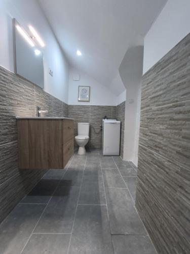 une salle de bain avec un lavabo et des toilettes dans l'établissement la tour du forgeron, à Rochefort-en-Valdaine