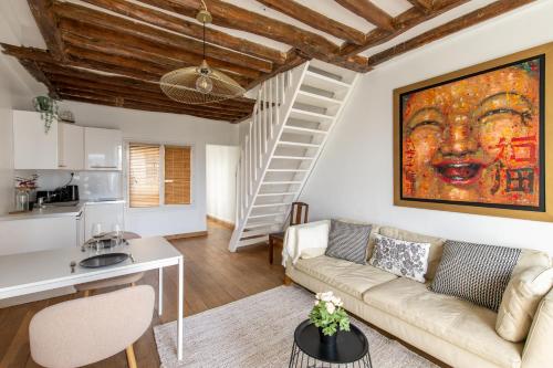 un salon avec un canapé et une table dans l'établissement Géranimus 36A : Heart of Paris, à Paris