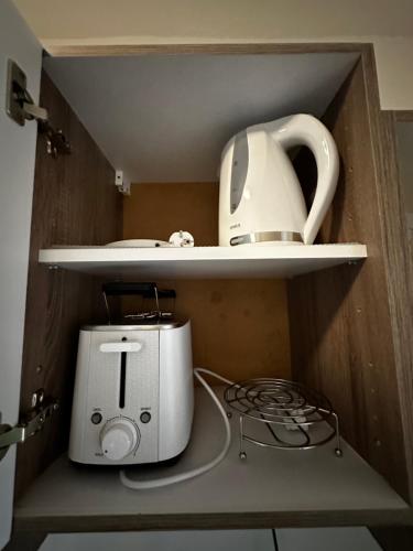 a microwave and a toaster on a shelf in a kitchen at Ferienwohnung AltePost in Bad Aussee