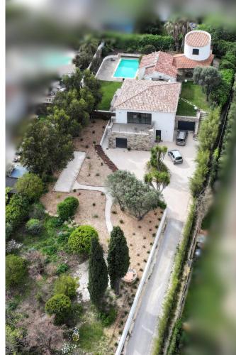 an aerial view of a house with a swimming pool at La madrague-Villa/Piscine vue Mer/Clim/Wifi in Hyères