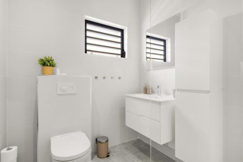 un bagno bianco con un water e un lavandino di Villa Dushi Mambo a Willemstad