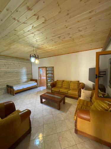 una gran sala de estar con sofás y TV. en Villa Anna, en Sarandë