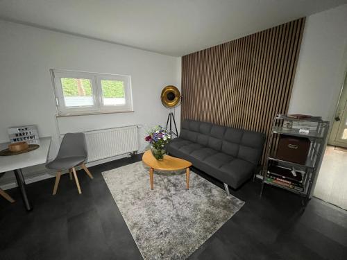 a living room with a couch and a table at Ferienwohnung vor den Toren Berlins in Heidesee