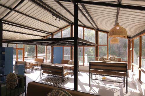 Χώρος καθιστικού στο The Trippy Tribe Riverside Hostel Kasol