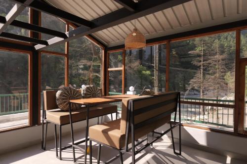 Μπαλκόνι ή βεράντα στο The Trippy Tribe Riverside Hostel Kasol