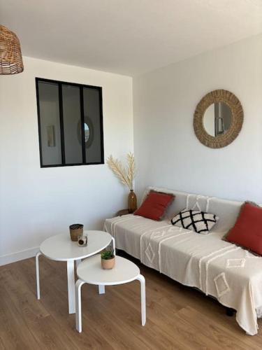 un salon blanc avec un canapé et une table dans l'établissement Appartement entièrement rénové bord de mer - 4pers, au Cap d'Agde