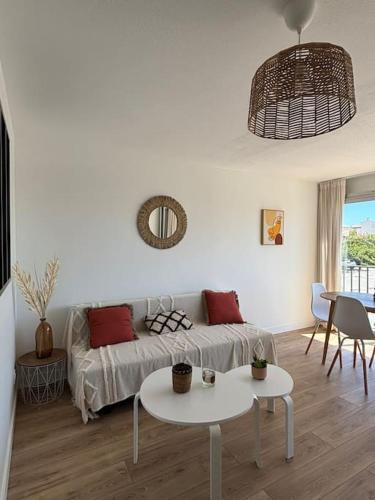un salon avec un canapé et une table dans l'établissement Appartement entièrement rénové bord de mer - 4pers, au Cap d'Agde